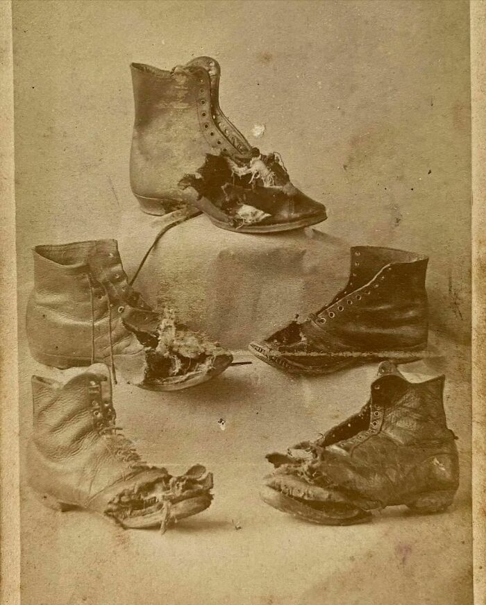 Estas eran las botas que llevaban los niños que recibieron el impacto de un rayo en la iglesia de San Eata de Atcham en Shropshire, Inglaterra, el 13 de julio de 1879.