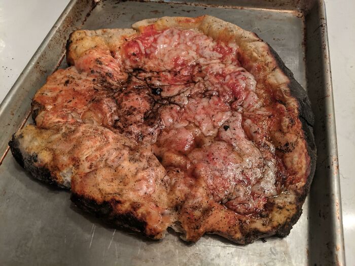 Nuestro Airbnb tenía un horno de ladrillo. Intentamos hacer pizza