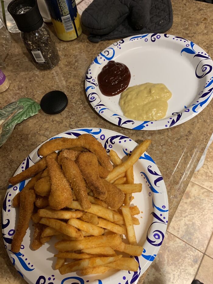 Mi novia y yo cumplimos un año juntos. Ambos estamos sin blanca. ¡Así que pollo rebozado y patatas fritas para celebrarlo!
