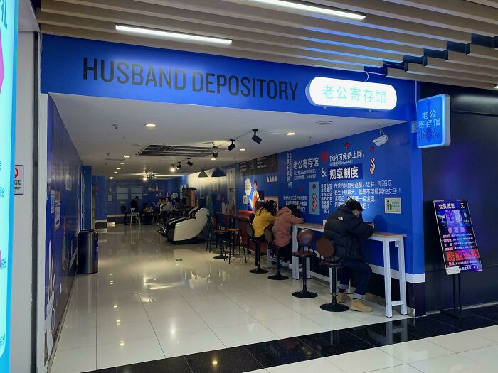 This Mall Has A “Husband Depository” With Massage Chairs And Phone Chargers