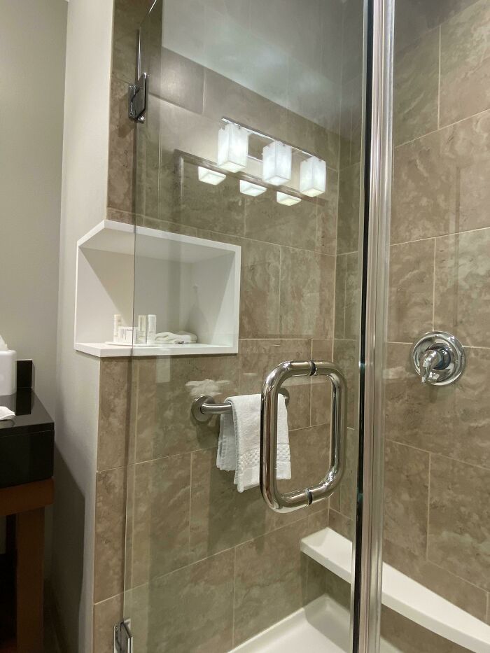 Estante accesible desde dentro y fuera de la ducha