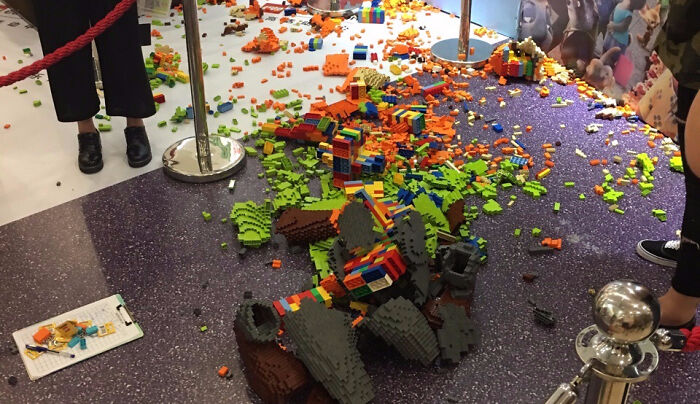 Un niño destruyó una escultura de LEGO de $15.000 una hora después de la apertura de la exhibición