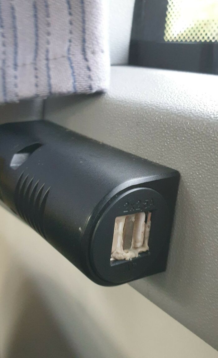 Alguien puso goma de mascar en los puertos USB del autobús