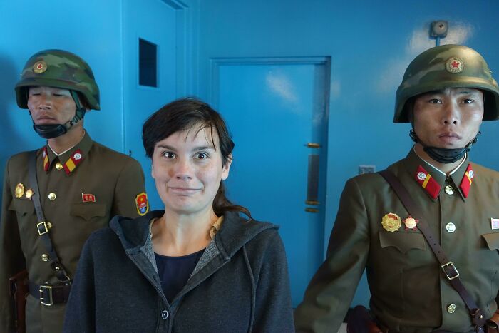 El momento exacto en que di un paso demasiado cerca de la frontera entre Corea del Norte y Corea del Sur y recibí un empujón en el trasero de dos soldados de Corea del Norte. ¿Cuál es tu foto de viaje favorita?