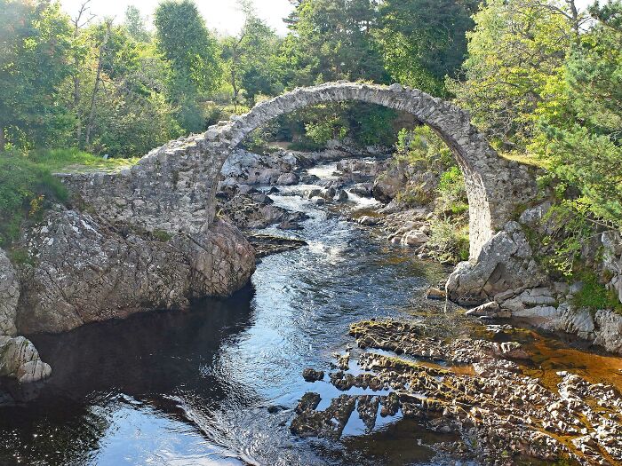 ¡Este puente cumplió 300 años en 2017! No es de extrañar que el pueblo de Carrbridge, Escocia, lleve su nombre