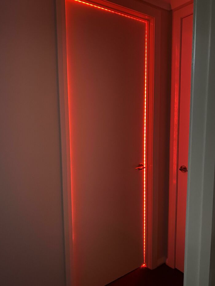 Luces led en mi oficina en casa. Si estoy en una reunión se ponen en rojo y los niños saben que no pueden entrar