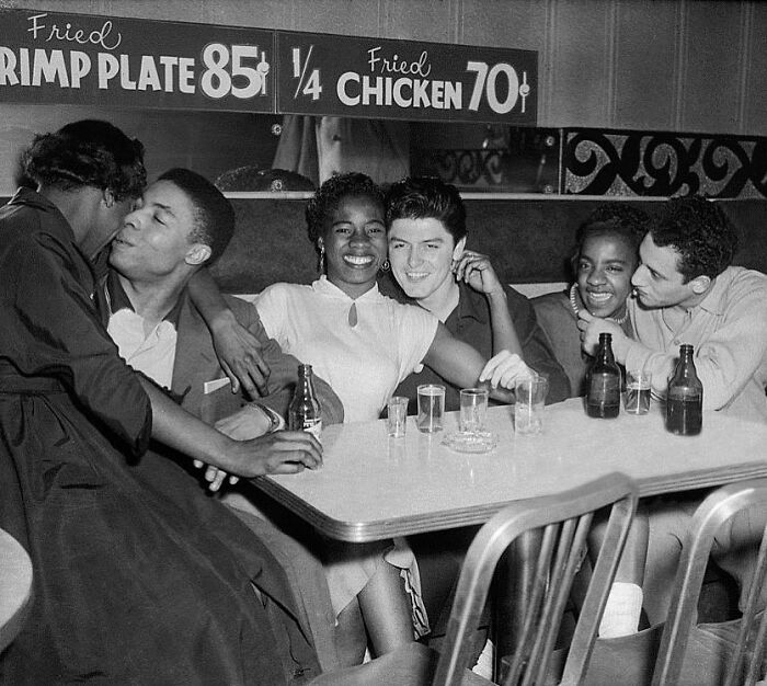 Parejas en el Local Diner | Pittsburgh, 1959. Fotografía de Charles 'Teenie' Harris