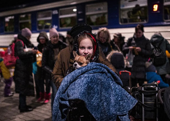 Polish Parents Leave Baby Strollers For Arriving Ukrainian Refugees As An Act Of Solidarity Polish Parents Leave Baby Strollers For Arriving Ukrainian Refugees As An Act Of Solidarity