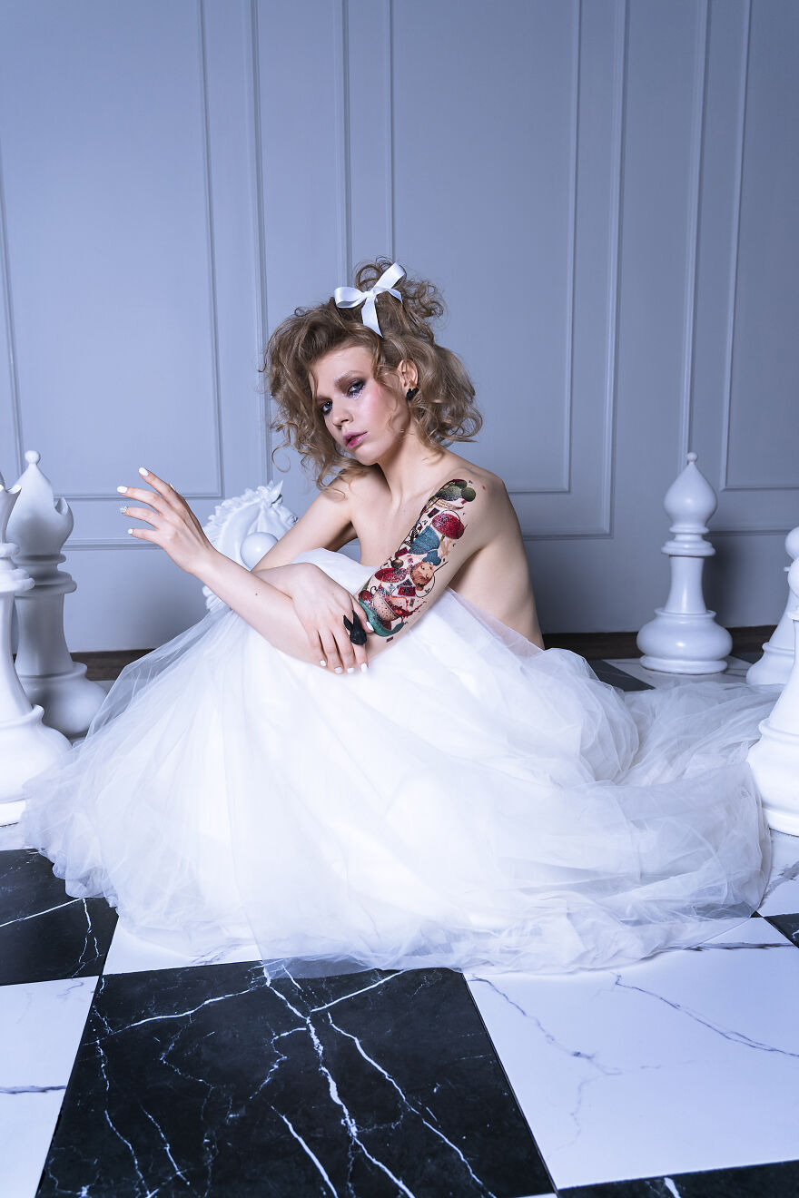 "Alice Nowadays": We Did A Themed Alice In Wonderland Photoshoot (26 Pics)