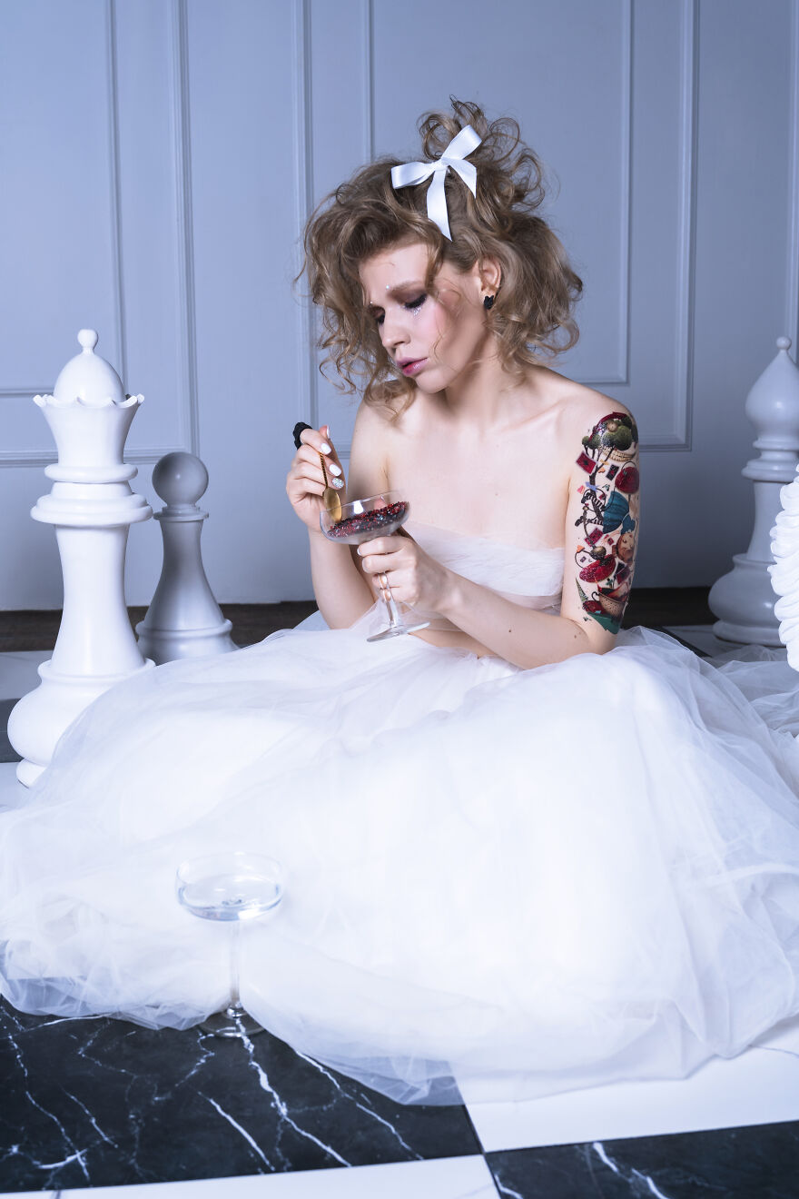 "Alice Nowadays": We Did A Themed Alice In Wonderland Photoshoot (26 Pics)
