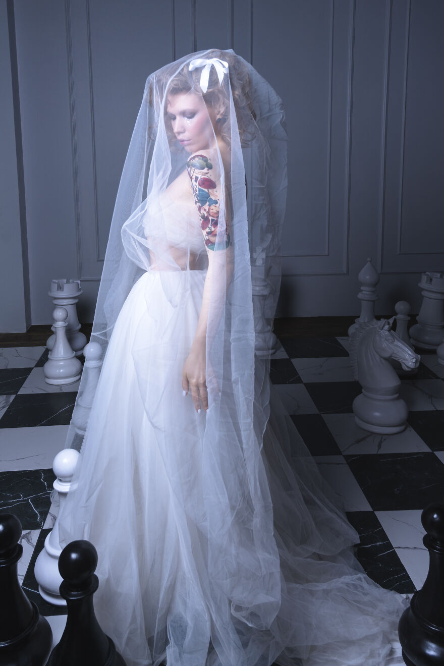 "Alice Nowadays": We Did A Themed Alice In Wonderland Photoshoot (26 Pics)