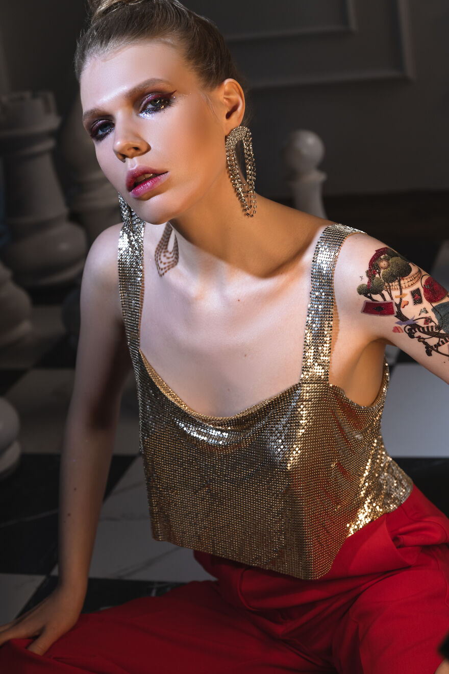 "Alice Nowadays": We Did A Themed Alice In Wonderland Photoshoot (26 Pics)