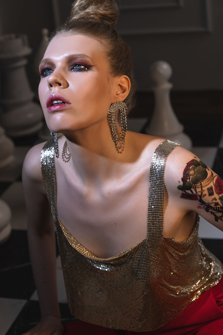 "Alice Nowadays": We Did A Themed Alice In Wonderland Photoshoot (26 Pics)