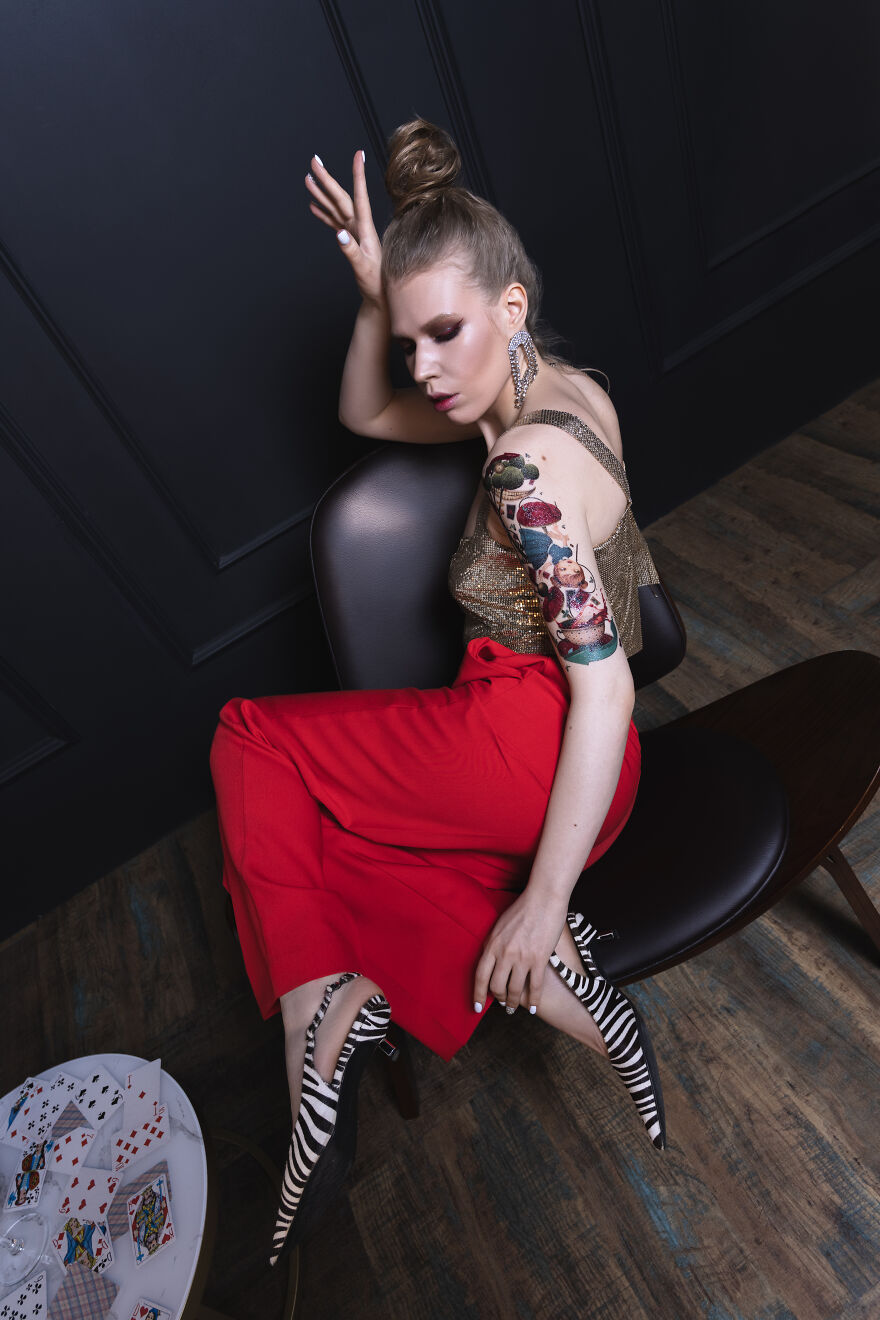 "Alice Nowadays": We Did A Themed Alice In Wonderland Photoshoot (26 Pics)