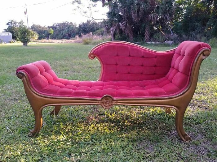 "Dumpster Dived This From My Neighbors Trash... I Don't Know What It Is But I Love It .. I'm About To Clean It Up,, And Put It Out For Santa Thou It's Rather Thin In The Seating Area Hahaha"
