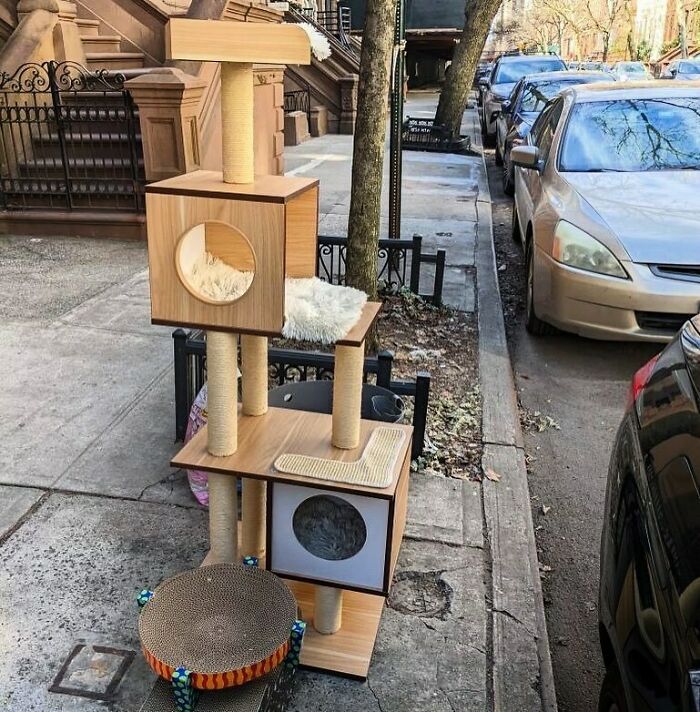 This Wonderful (And Sad) Anonymous Stooper Just Lost Her Cat And Is Hoping That These Joys Can Go To A Happy Cat Home. There Is A Freshly Cleaned Cat Tower, 2 Cardboard Scratchers, 2 Bags Of Litter And A Bleached Litter Box. West 78th Between Columbus And Amsterdam