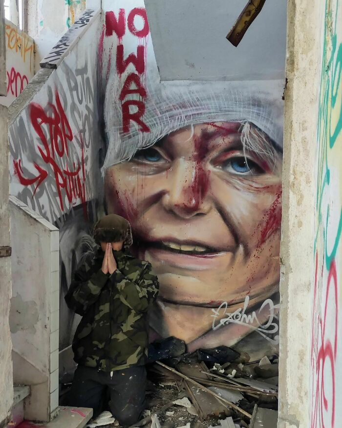 Por el grafitero John Viana en Lisboa, Portugal, sobre la guerra de Putin contra Ucrania