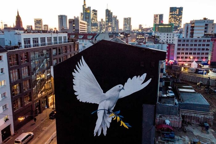 El artista de Fráncfort Justus Becker muestra su solidaridad con una paloma de la paz de 13 por 13 metros