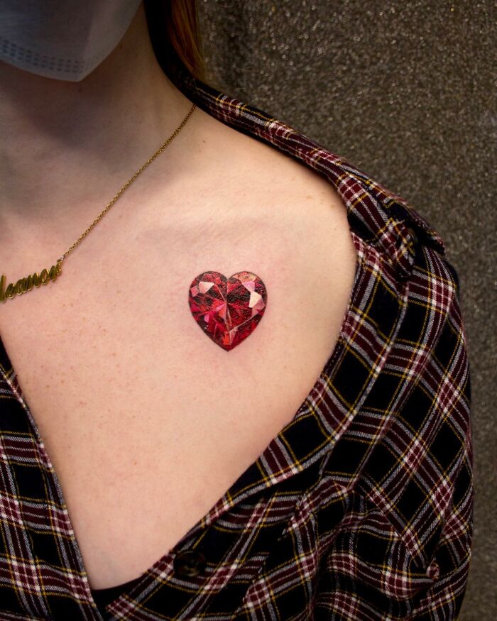 Tattoo Artist Is Successful By Immortalizing Jewelry On Clients' Bodies