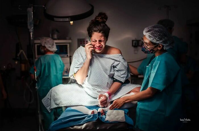 Mejor fotografía en la categoría “Trabajo de parto”: “Momento de aceptar un nuevo plan” por Sara Avila, México