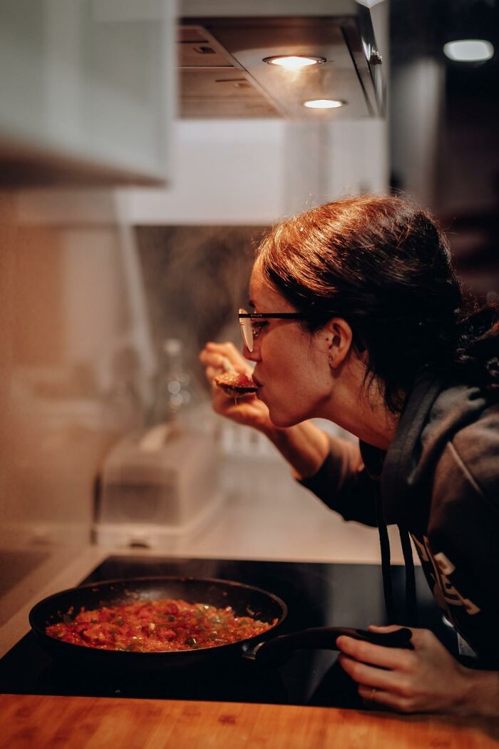 30 Bad Cooking Habits That Get On Everyone’s Nerves