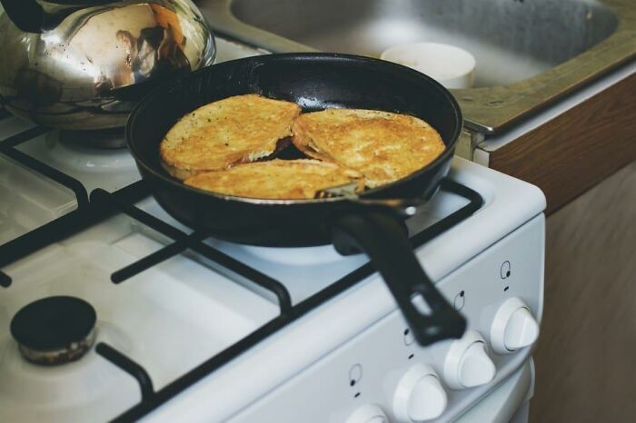 30 Bad Cooking Habits That Get On Everyone's Nerves