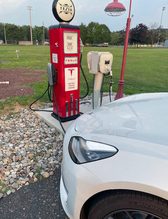 Este cargador de Tesla está preparado para parecer un surtidor de gasolina antiguo