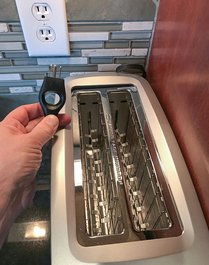 This Toaster's Cord Has Finger Pull