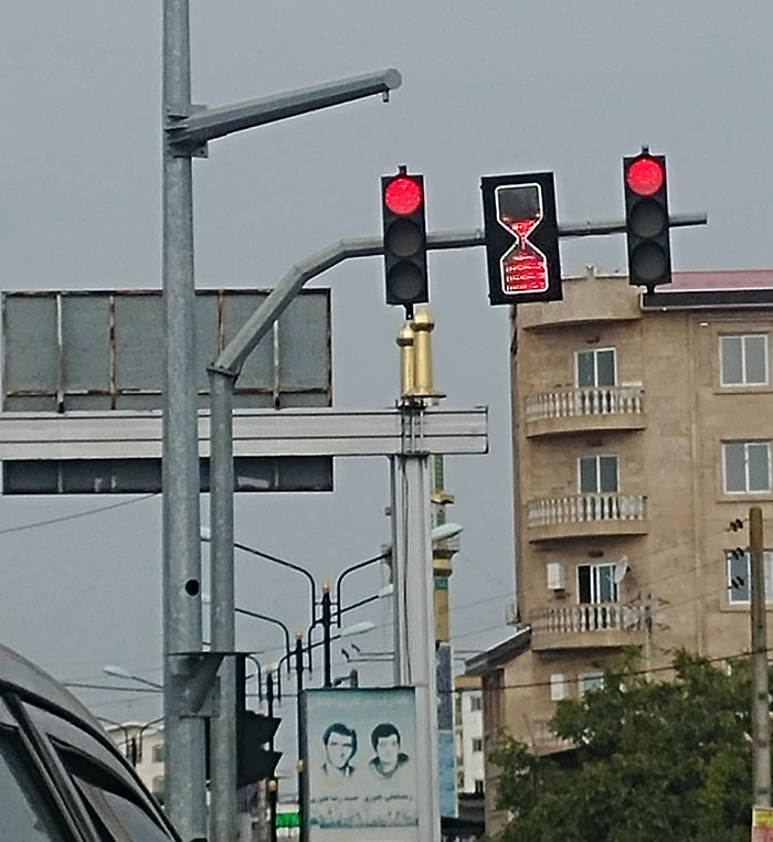Este semáforo en forma de reloj de arena