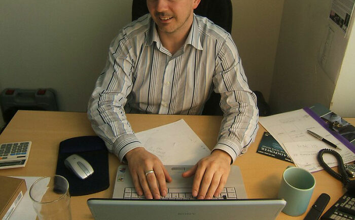 Person Tweets How They Helped Coworker Renegotiate Their Contract After Finding Out They Earn 20% Less, Sparks Debates On Twitter