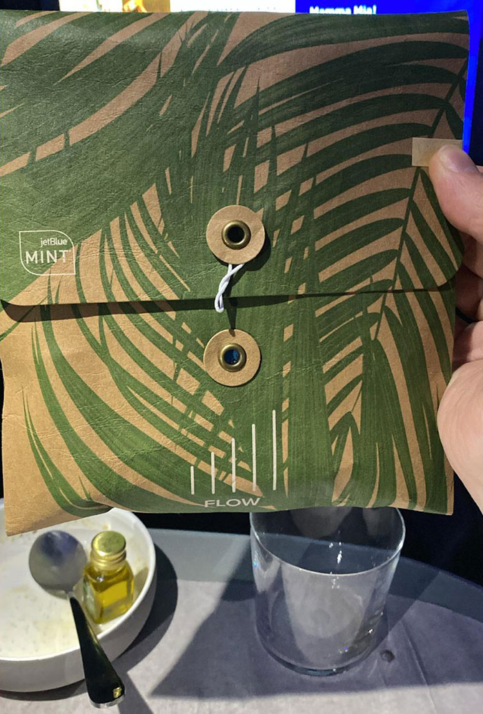 "Fancy Stuff Be Wasted On Rich People": Man Got To Fly First-Class For The First Time Ever, Shares What "The Other Side" Looks Like In This Joyful Thread "Fancy Stuff Be Wasted On Rich People": Man Got To Fly First-Class For The First Time Ever, Shares What "The Other Side" Looks Like In This Joyful Thread