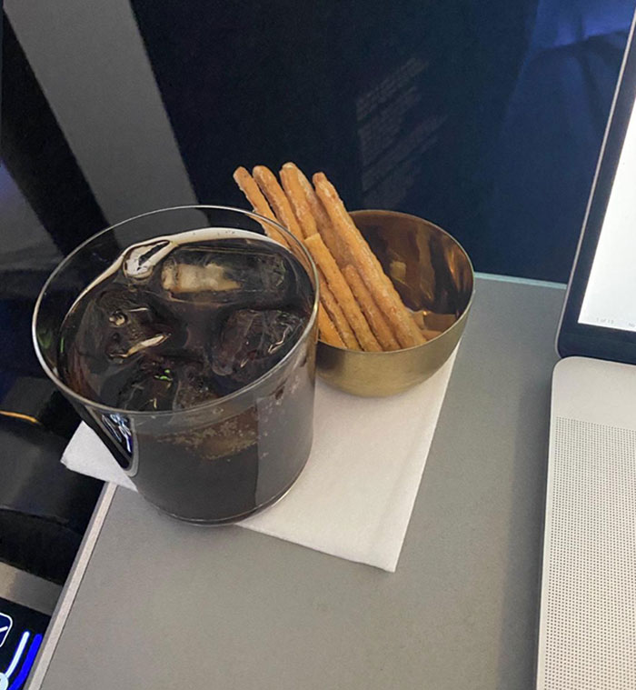 "Fancy Stuff Be Wasted On Rich People": Man Got To Fly First-Class For The First Time Ever, Shares What "The Other Side" Looks Like In This Joyful Thread