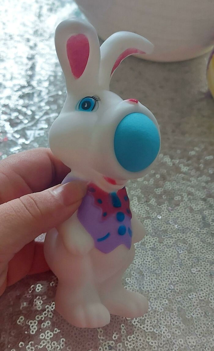 Un juguete de Pascua de una tienda de descuento que dispara bolas de goma espuma. Pero no es su boca, y no es su nariz