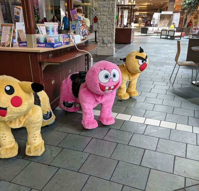 Estos juguetes para montar en un centro comercial