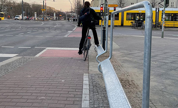 Barandillas junto al semáforo para apoyarse mientras esperas sin bajar de la bici