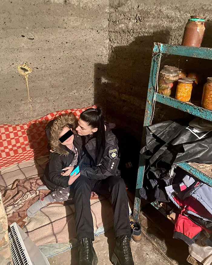 Una familia monta un refugio antibombas en un sótano