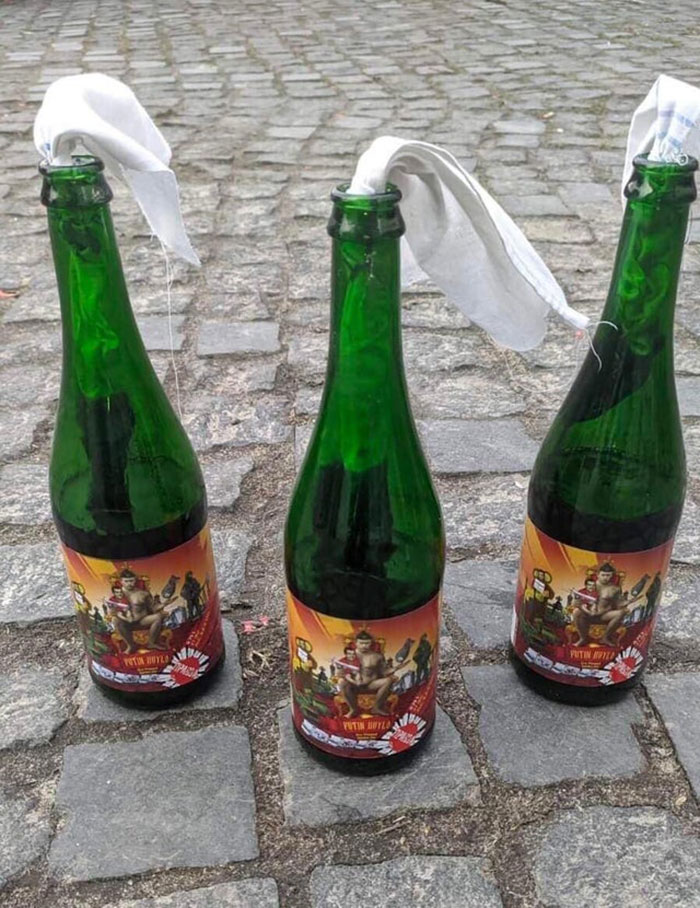Una cervecería en Ucrania ha suspendido sus operaciones de fabricación de cerveza y ahora está haciendo cócteles molotov para que los residentes los usen contra las fuerzas rusas invasoras. Las etiquetas de las botellas dicen "Putin es un idiota".
