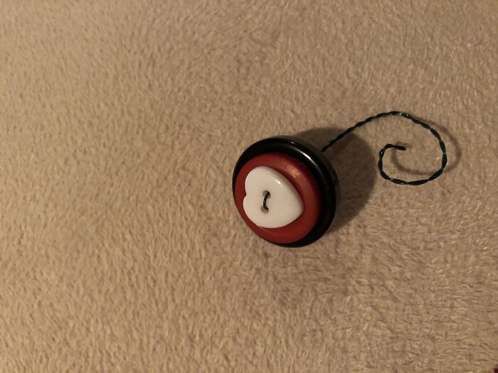 I Made This Cute Flower! I Made It From Buttons And Floral Wire. It’s My Favorite Quick Craft!