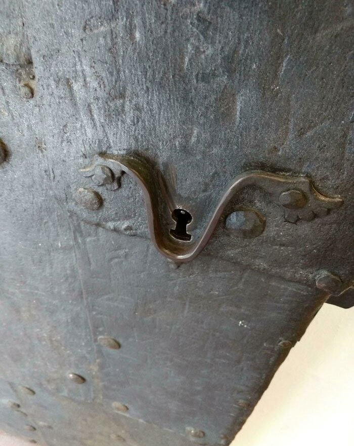 Esta puerta antigua de 1380 en Ratisbona (Alemania) ayuda a encontrar el ojo de la cerradura después de haber bebido demasiado vino