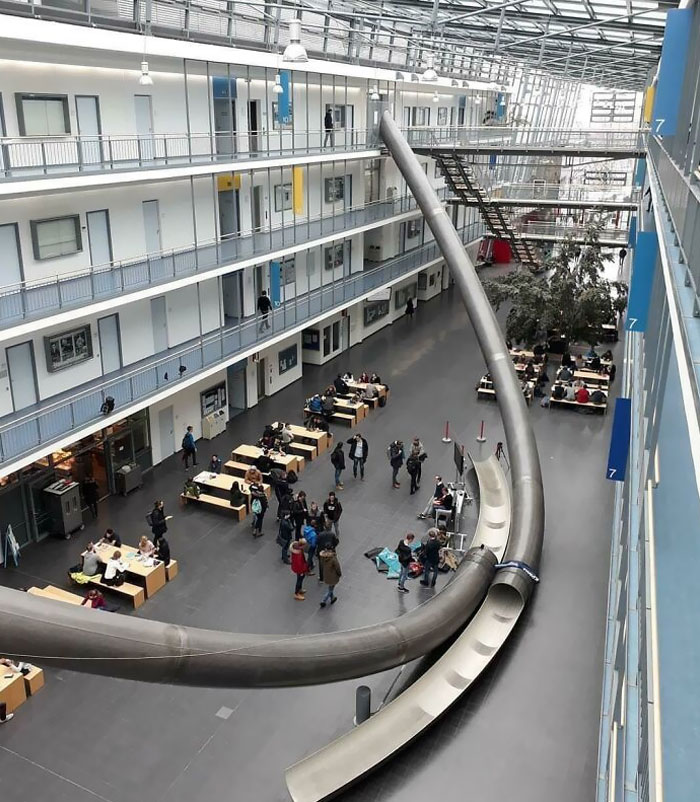 La Universidad Técnica de Múnich, Alemania, tiene toboganes en el cuarto piso si no tienes ganas de bajar las escaleras