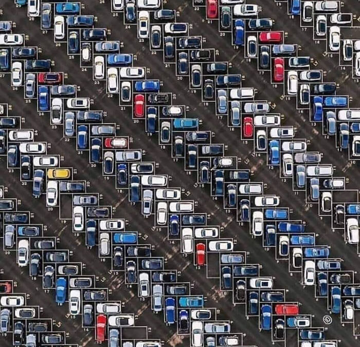 Frankfurt, Alemania. Impresionante estacionamiento geométrico que ofrece un 60% de espacio y facilidad de estacionamiento y salida