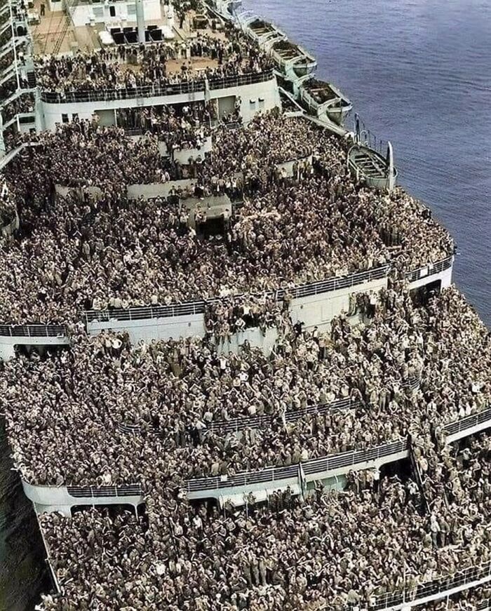 El RMS Queen Elizabeth llegando a Nueva York con los militares abarrotando las cubiertas, mientras regresan a casa después del final de la Segunda Guerra Mundial // 1945