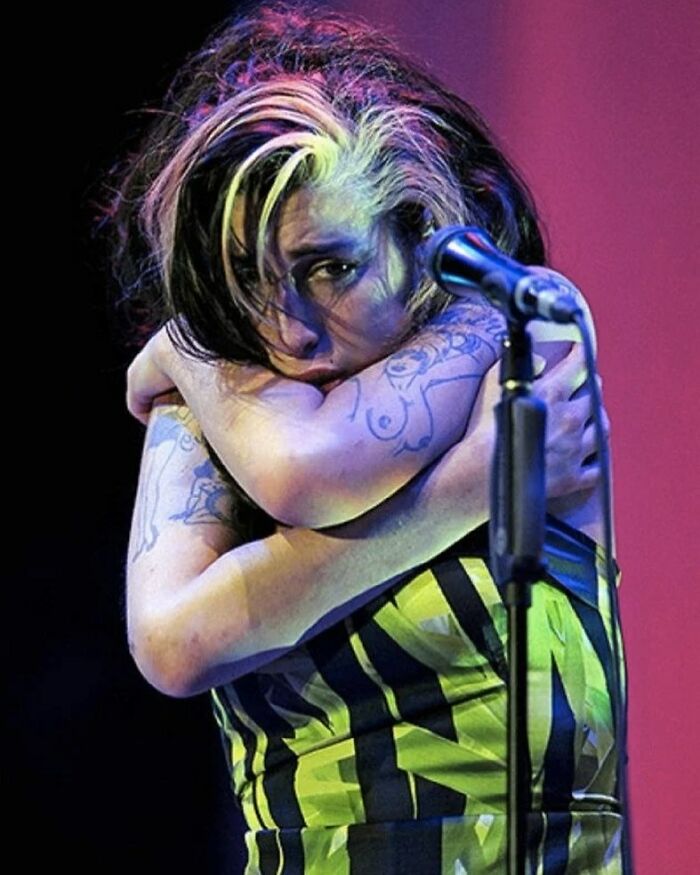 Una fotografía extremadamente triste y angustiosa de Amy Winehouse en su último concierto en Belgrado | Serbia, 2011