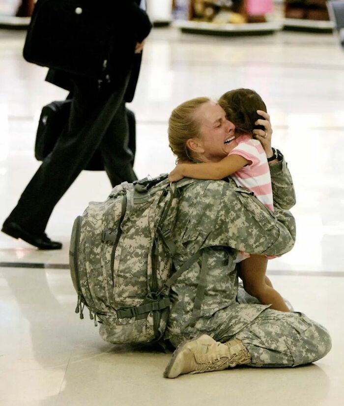 La famosa foto de la comandante Terri Gurrola reuniéndose con su hija tras regresar de siete meses en Irak | Aeropuerto Internacional Hartsfield-Jackson de Atlanta, 11 de septiembre de 2007. Fotografía de Loui Favorite