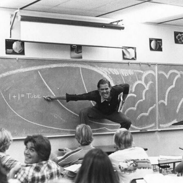 Un profesor entusiasta se sube a su mesa para explicar la física del surf California, 1970