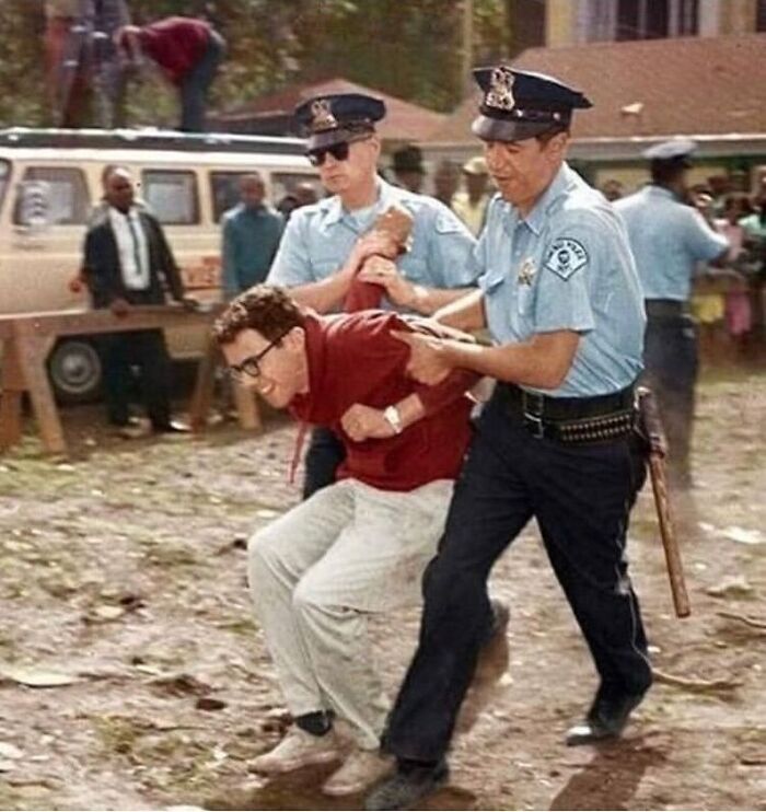 Bernie Sanders fue detenido por protestar contra la segregación. Se le acusó de resistirse al arresto y se le impuso una multa de 25 dólares | Chicago, 1963