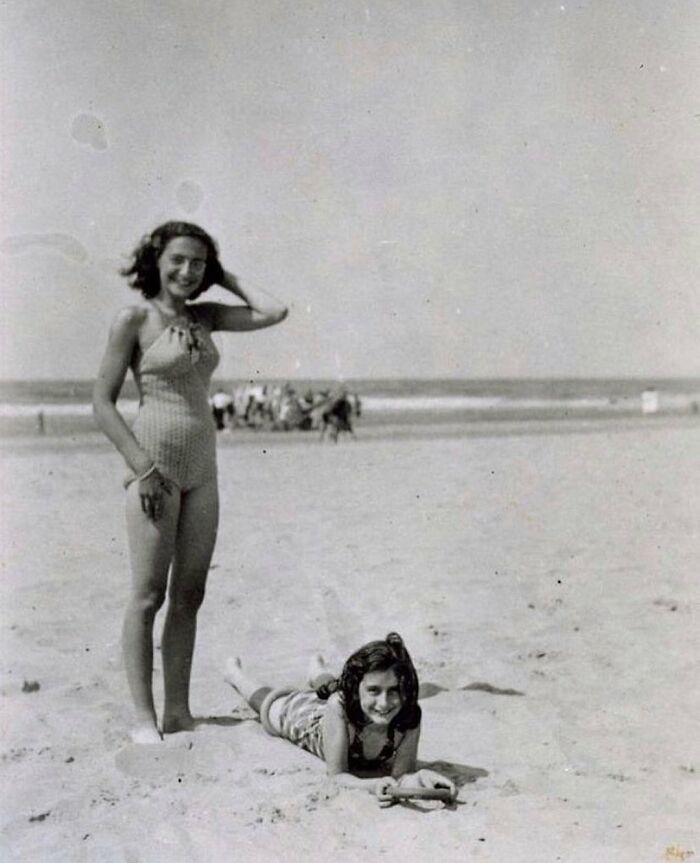 Ana Frank fotografiada con su hermana Margot en la playa | Zandvoort, 1940