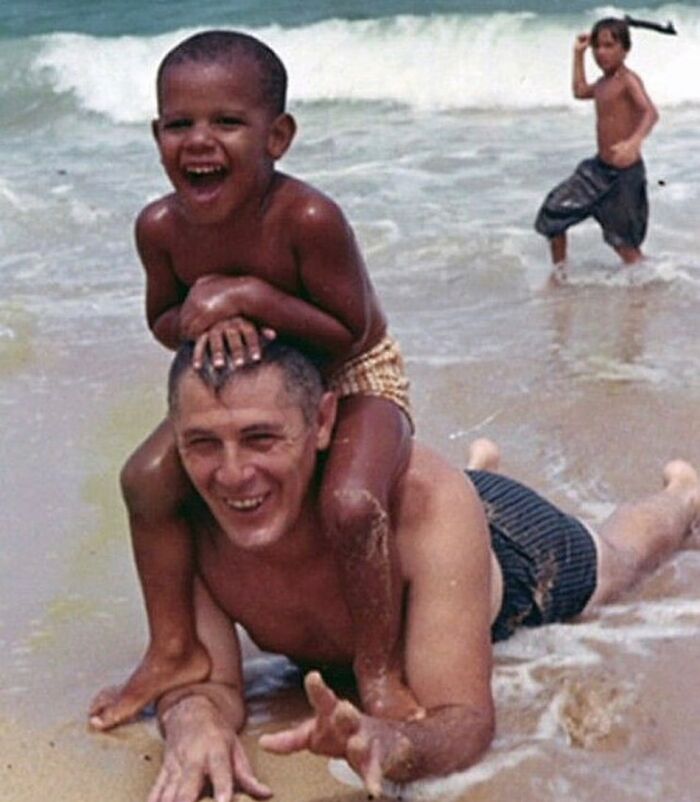 Barack Obama jugando con su abuelo en la playa, C. 1966