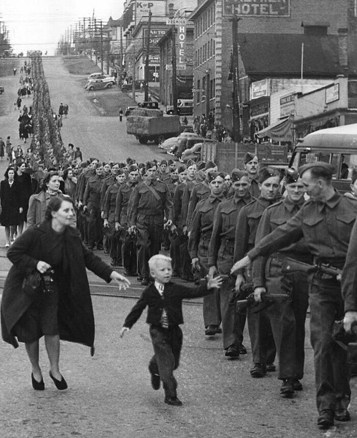 "Espera papá" Una foto de Claude P. Dettloff muestra al soldado Jack Bernard, del regimiento B.C., dando el último adiós a su hijo Warren | New Westminster, 1940