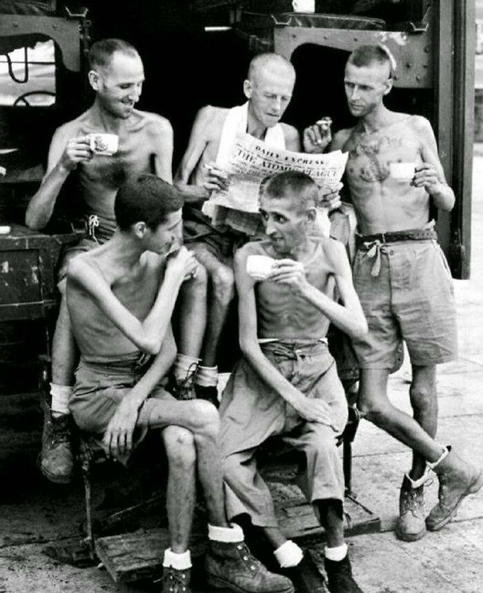 Ex prisioneros de guerra australianos disfrutan de una taza de té mientras se ponen al día con las noticias actuales, tras su liberación después de la rendición japonesa | Singapur, septiembre de 1945